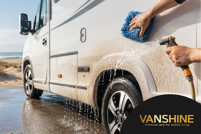 Camper schoonmaken na een vakantie aan zee