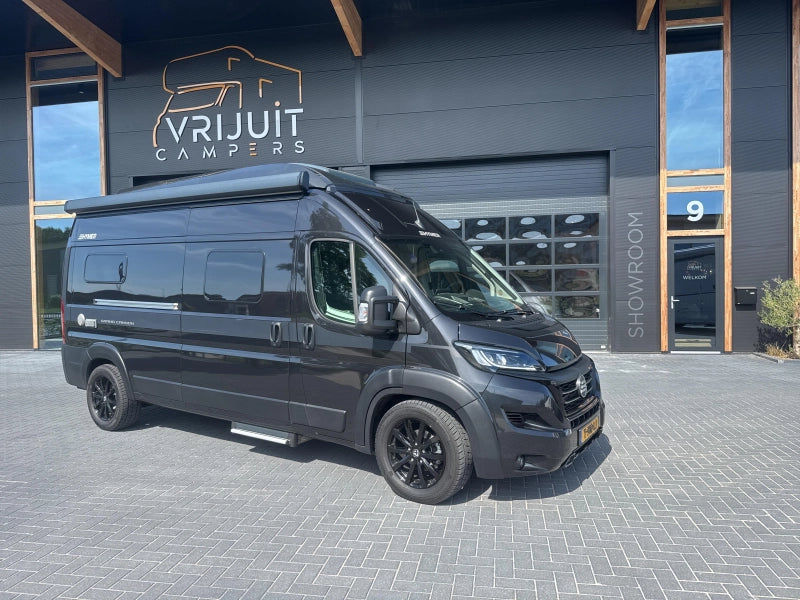 Zwarte buscamper bij Vrijuit Campers in Hattemerbroek