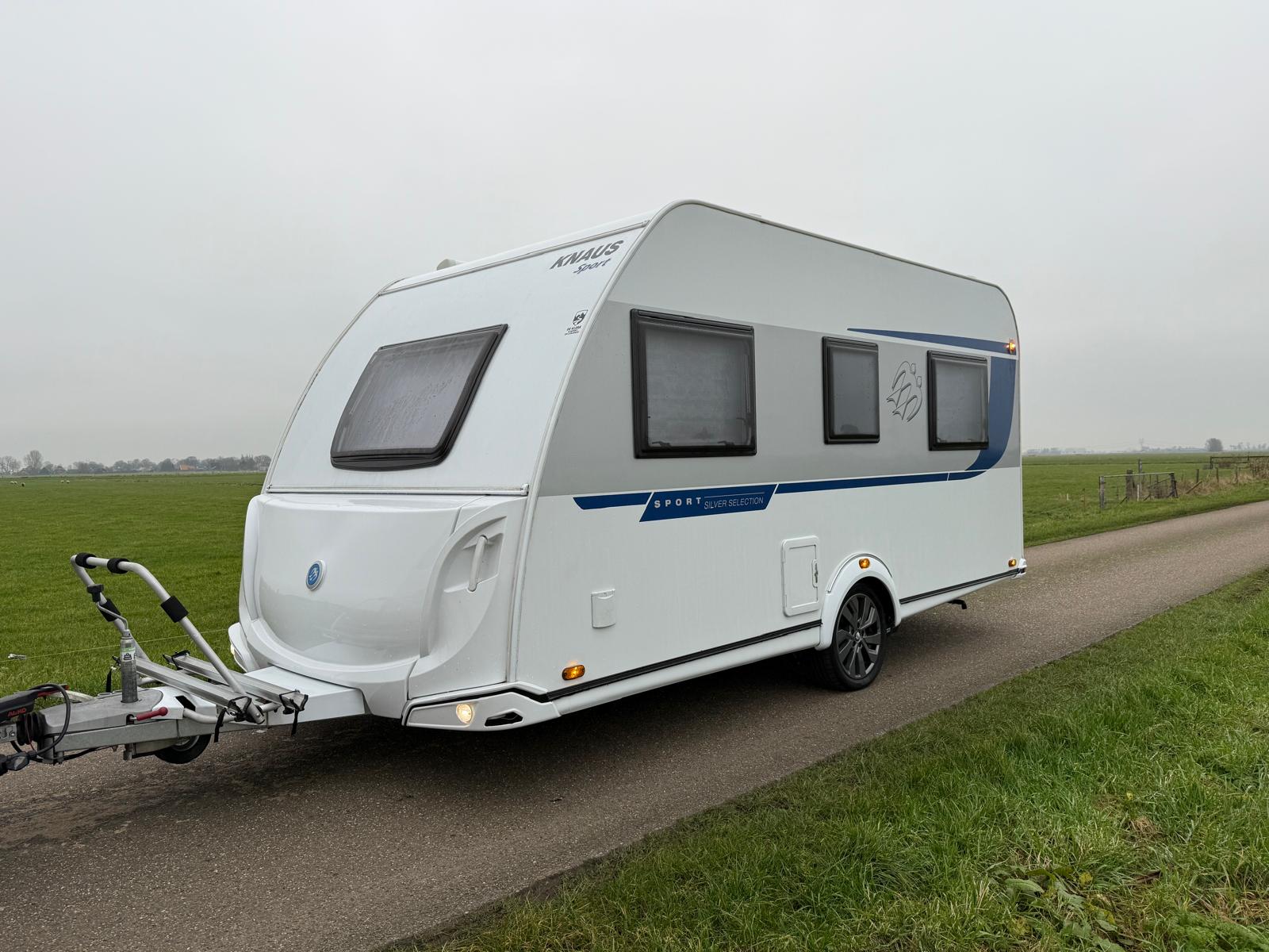 Schone caravan op een landelijke weg