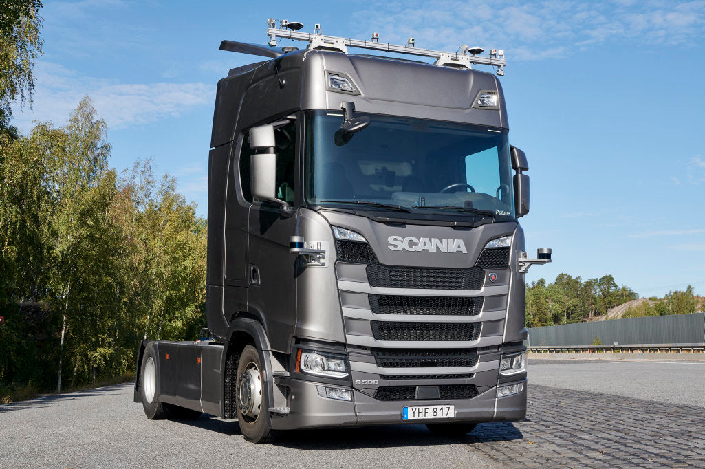 Schone zwarte vrachtwagen bij een professionele werkplaats